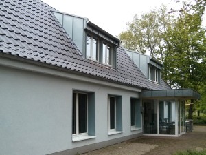 Sanierte Fassade und Dachgaben am Vereinsheim